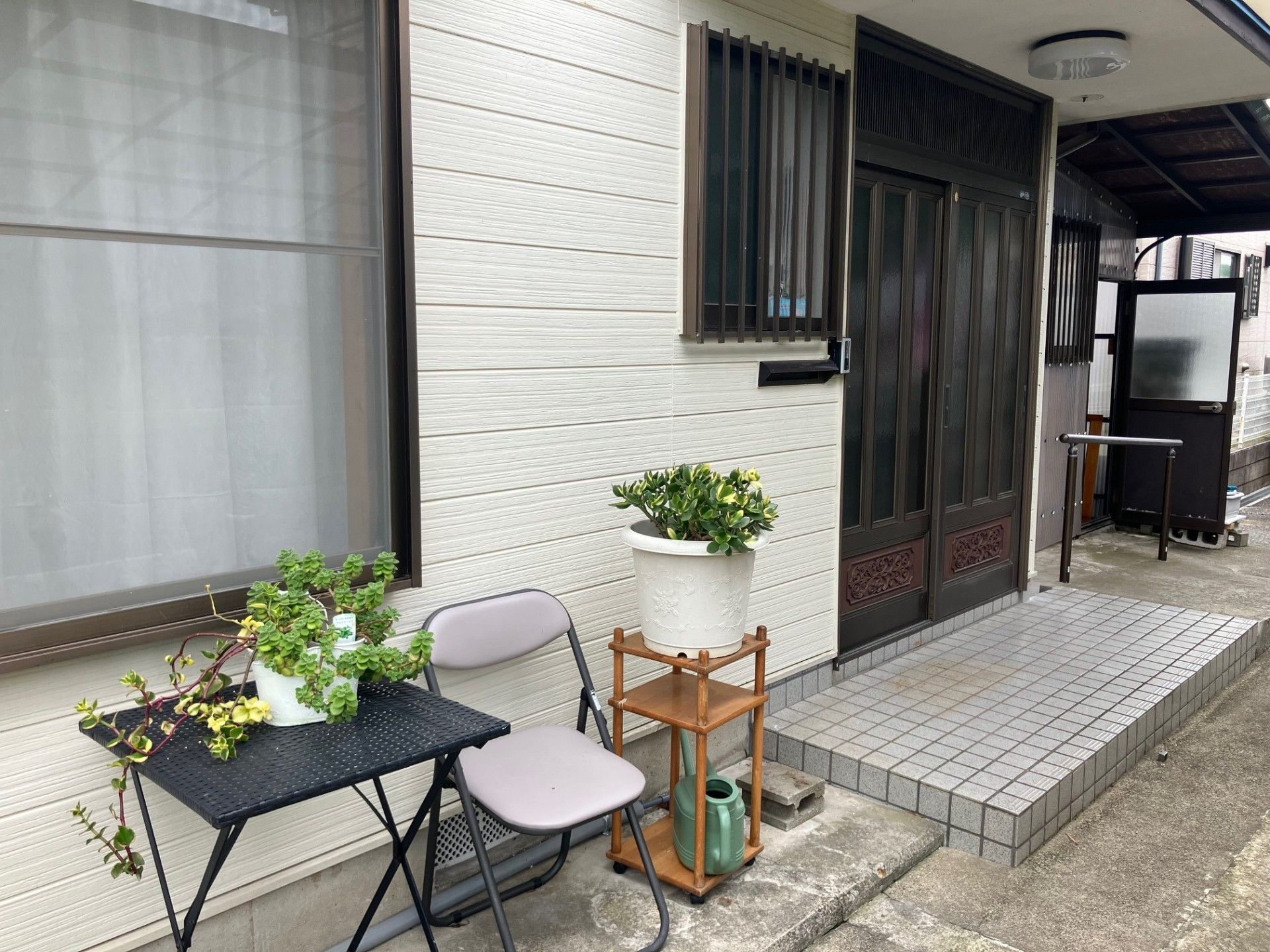 植物が飾られた玄関