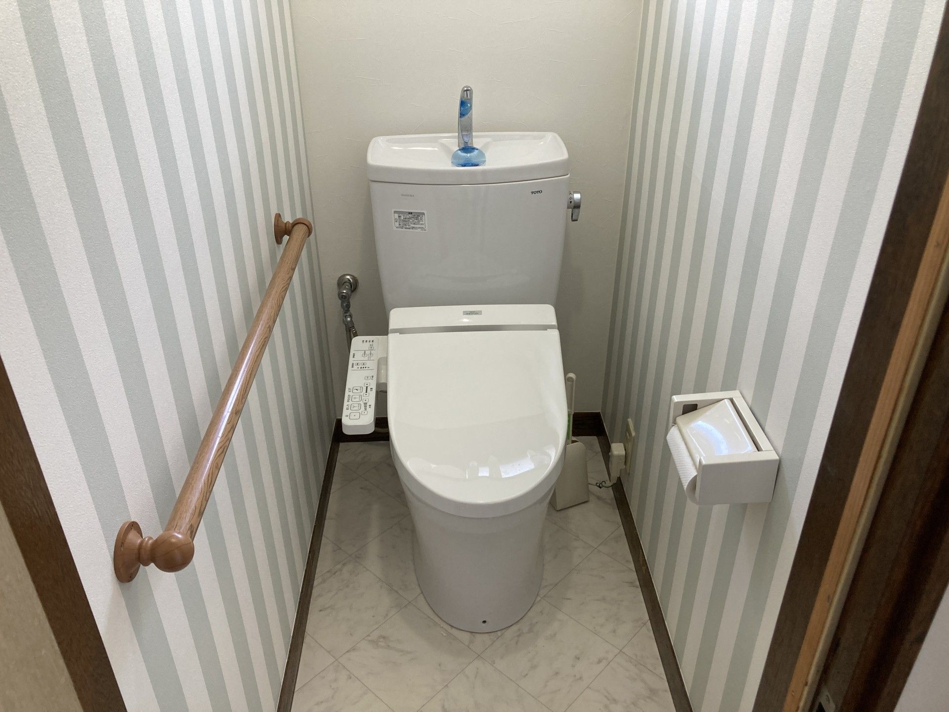 手すり付きのトイレ