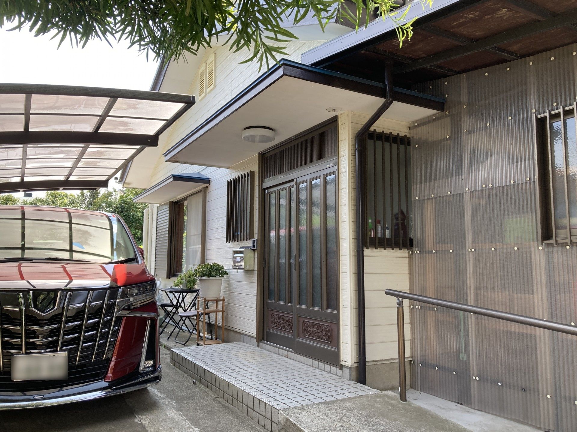 玄関前の駐車スペース