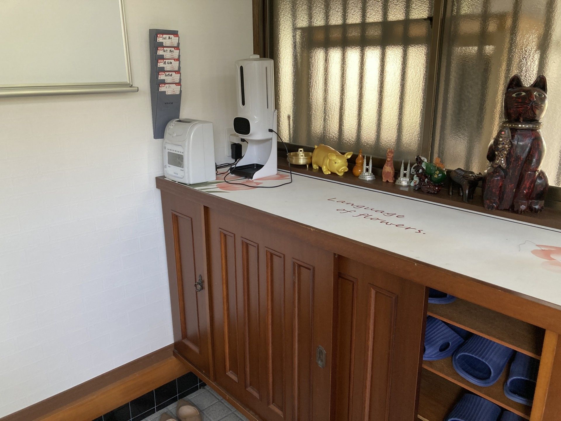 飾り棚と消毒機器の一角
