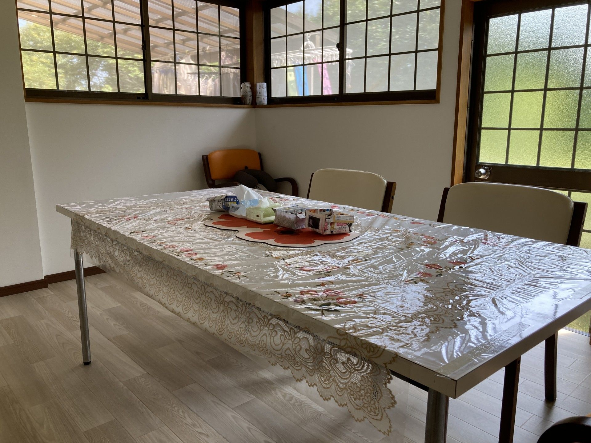 日差しが差し込むテーブル