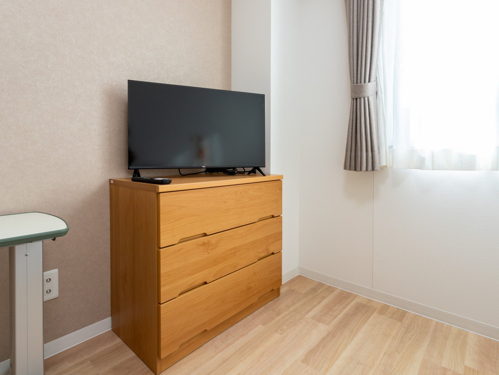 テレビとチェストのある部屋