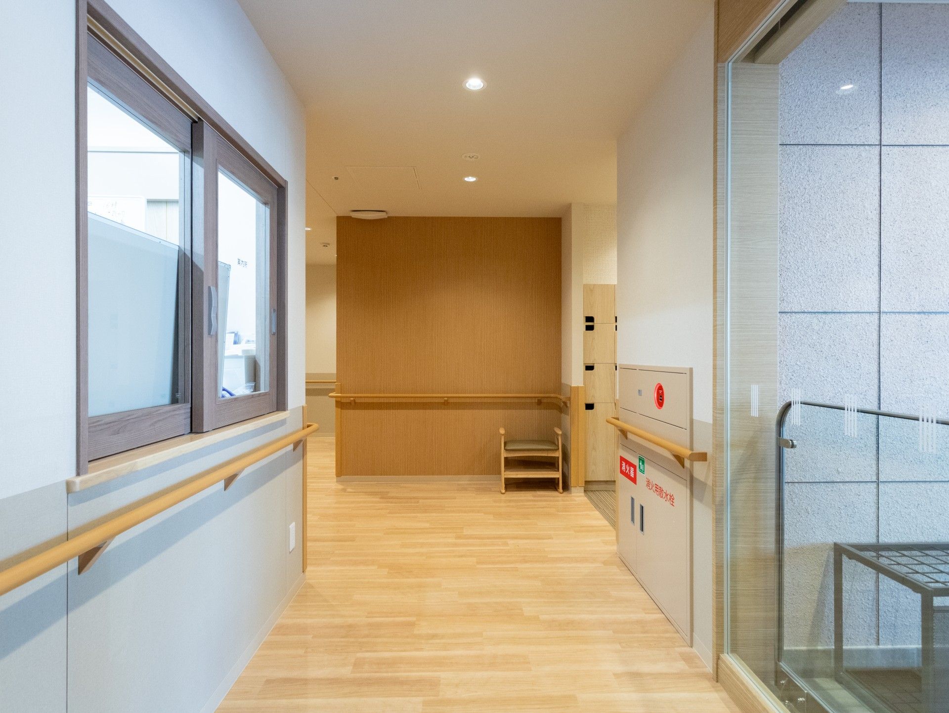 安全な手すり付き廊下