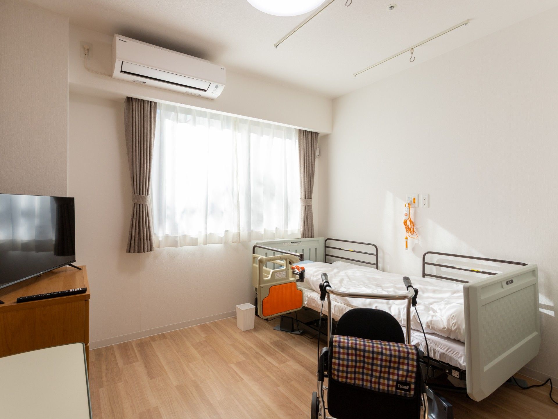 明るい個室のベッド