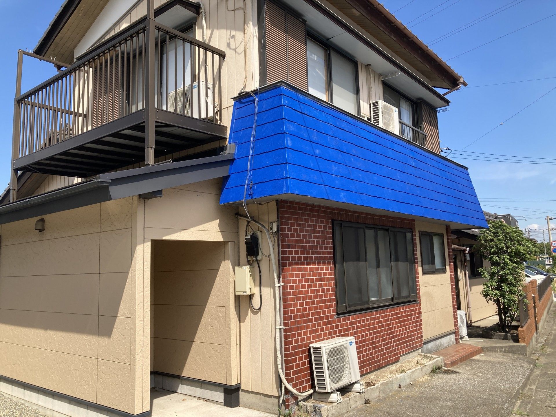 青い屋根の建物外観