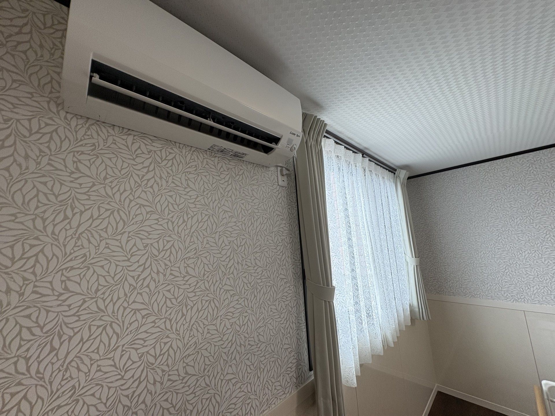 エアコンと窓のある部屋