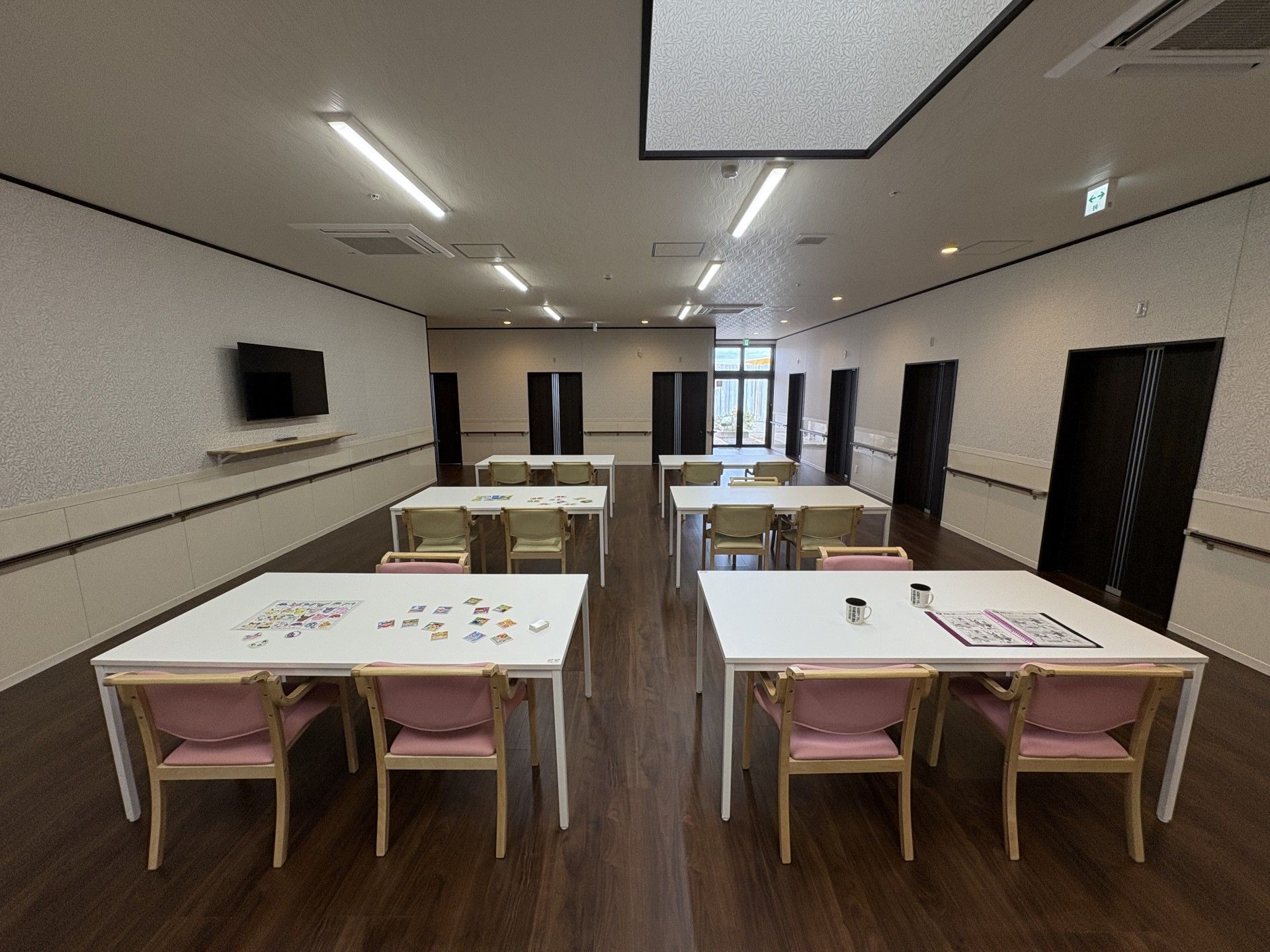 広いテーブルのある部屋