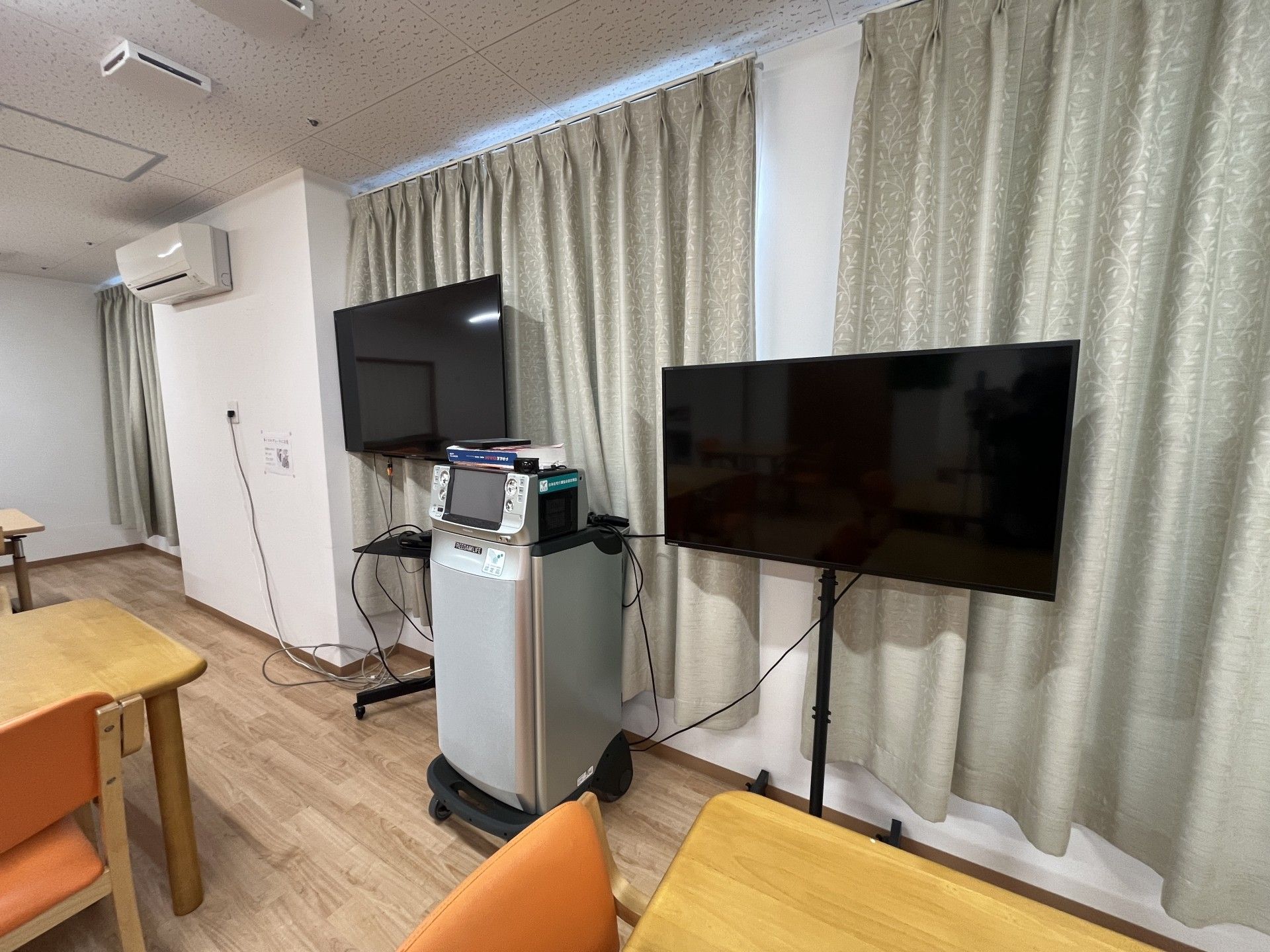 テレビと機器のある部屋