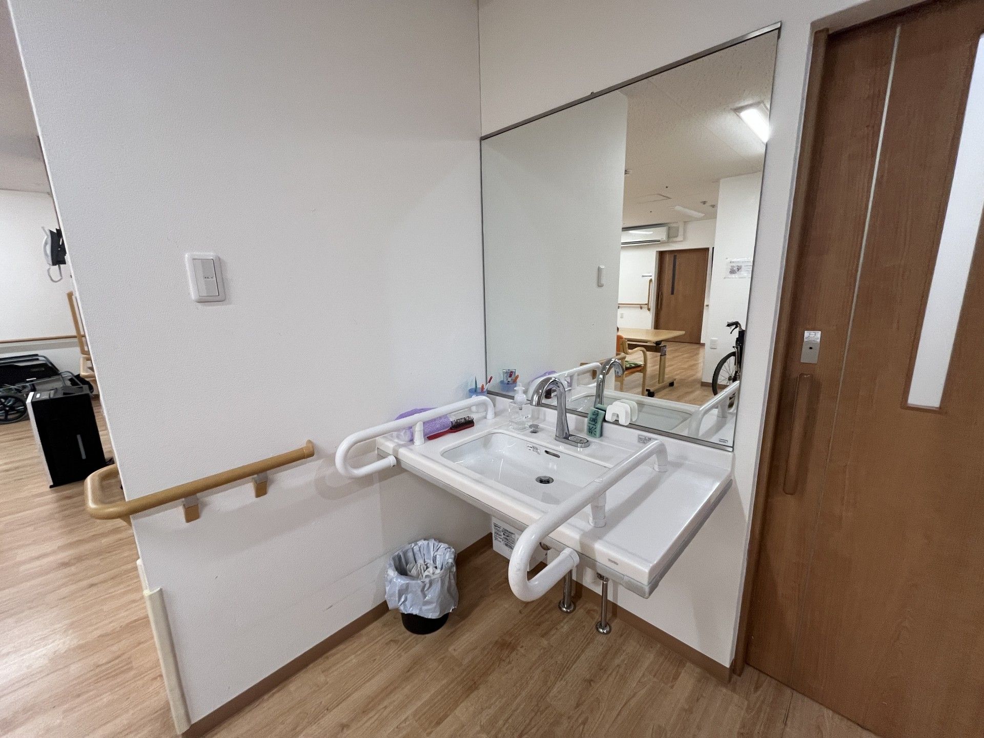 手すり付きの洗面台