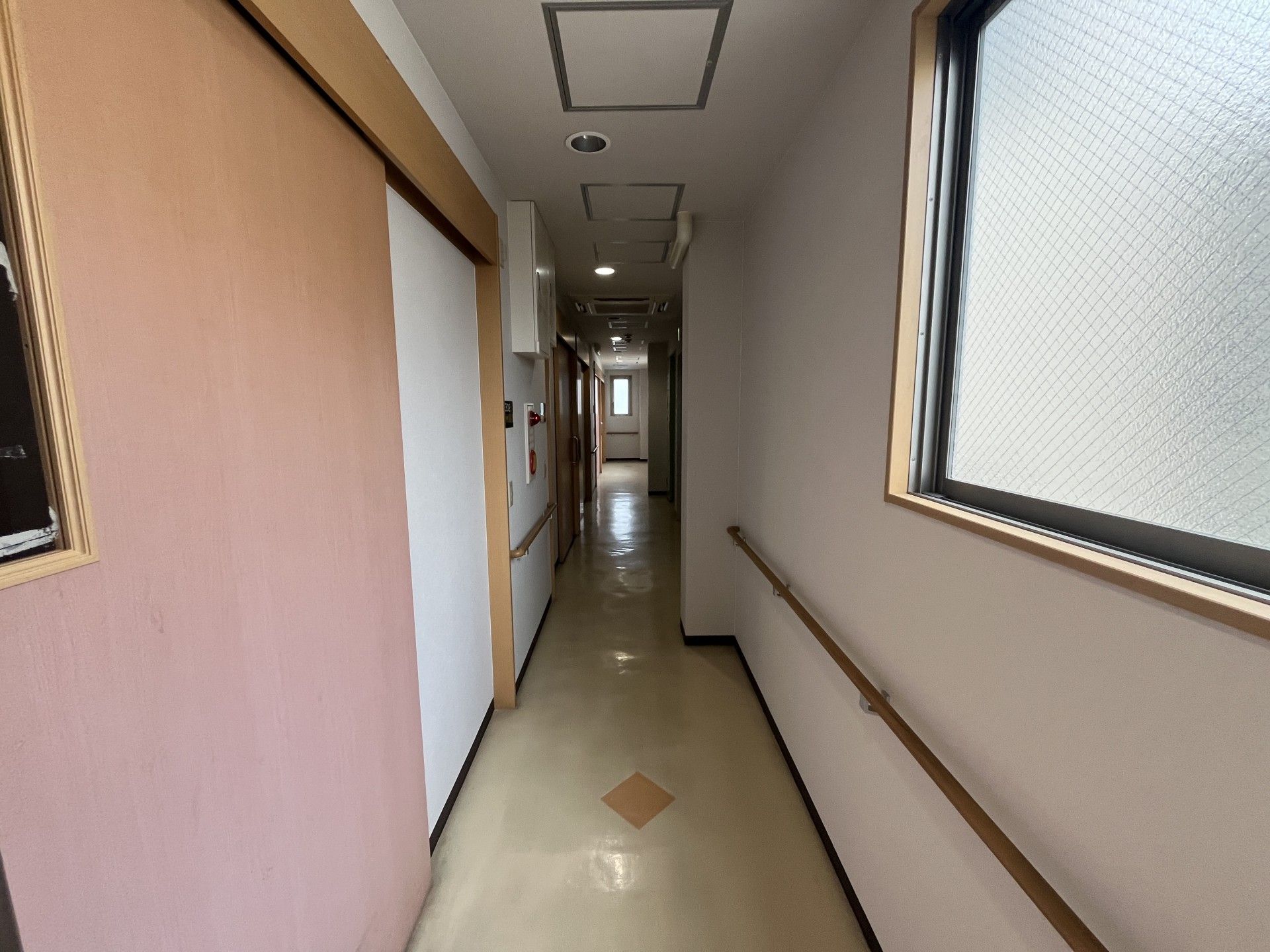 手すり付きの廊下