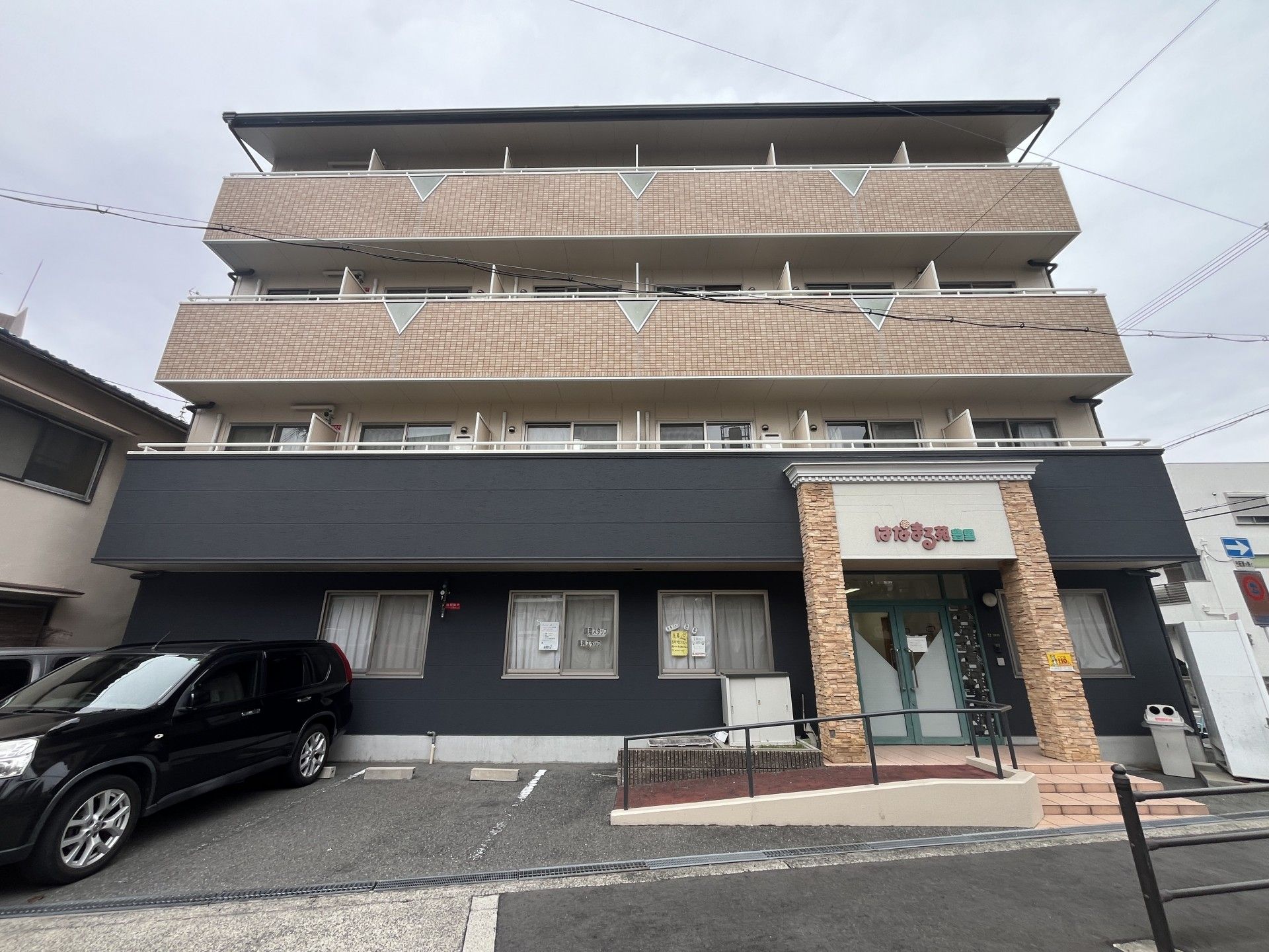 落ち着いた外観の建物