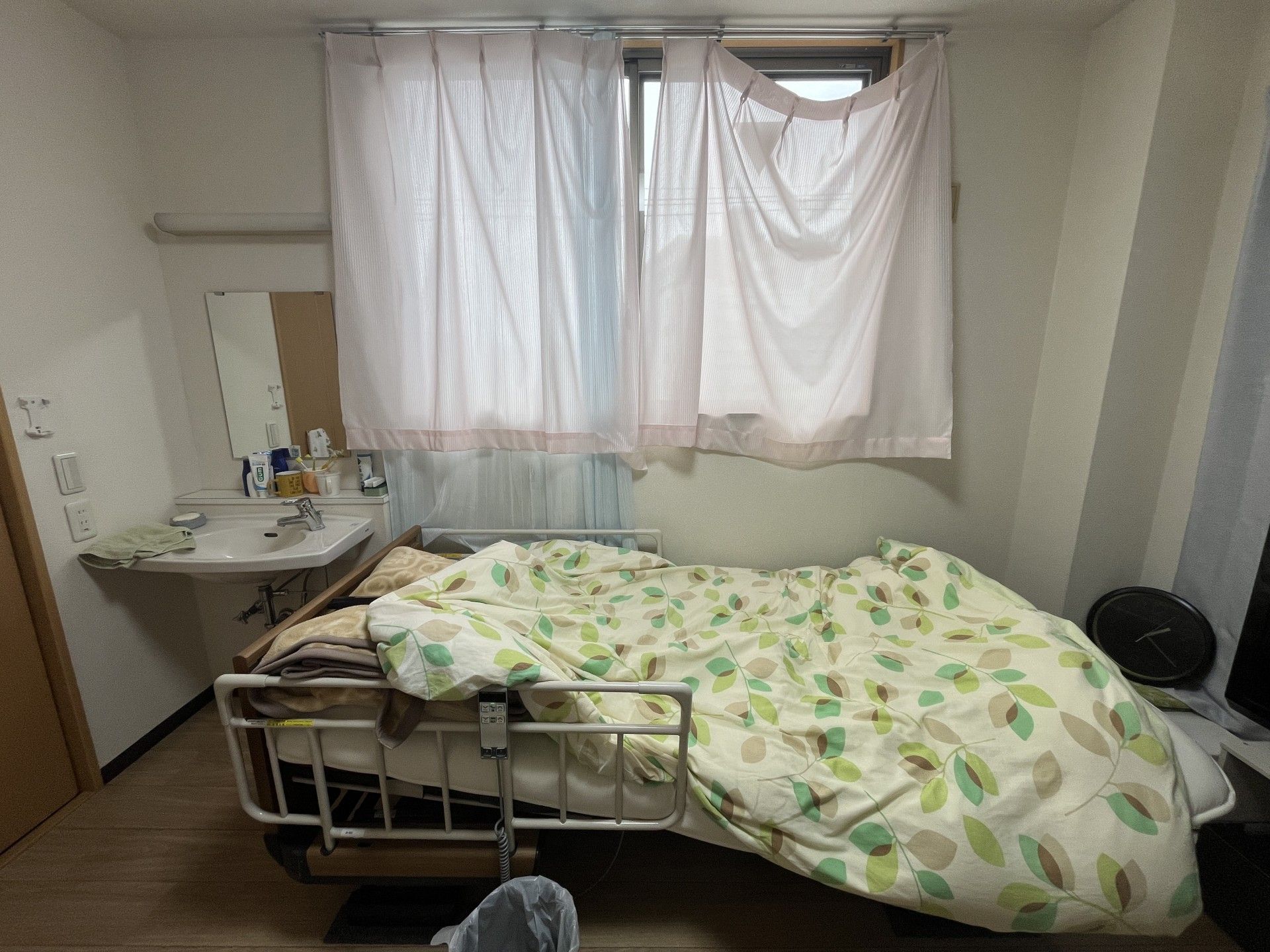 ベッドと洗面台のある部屋