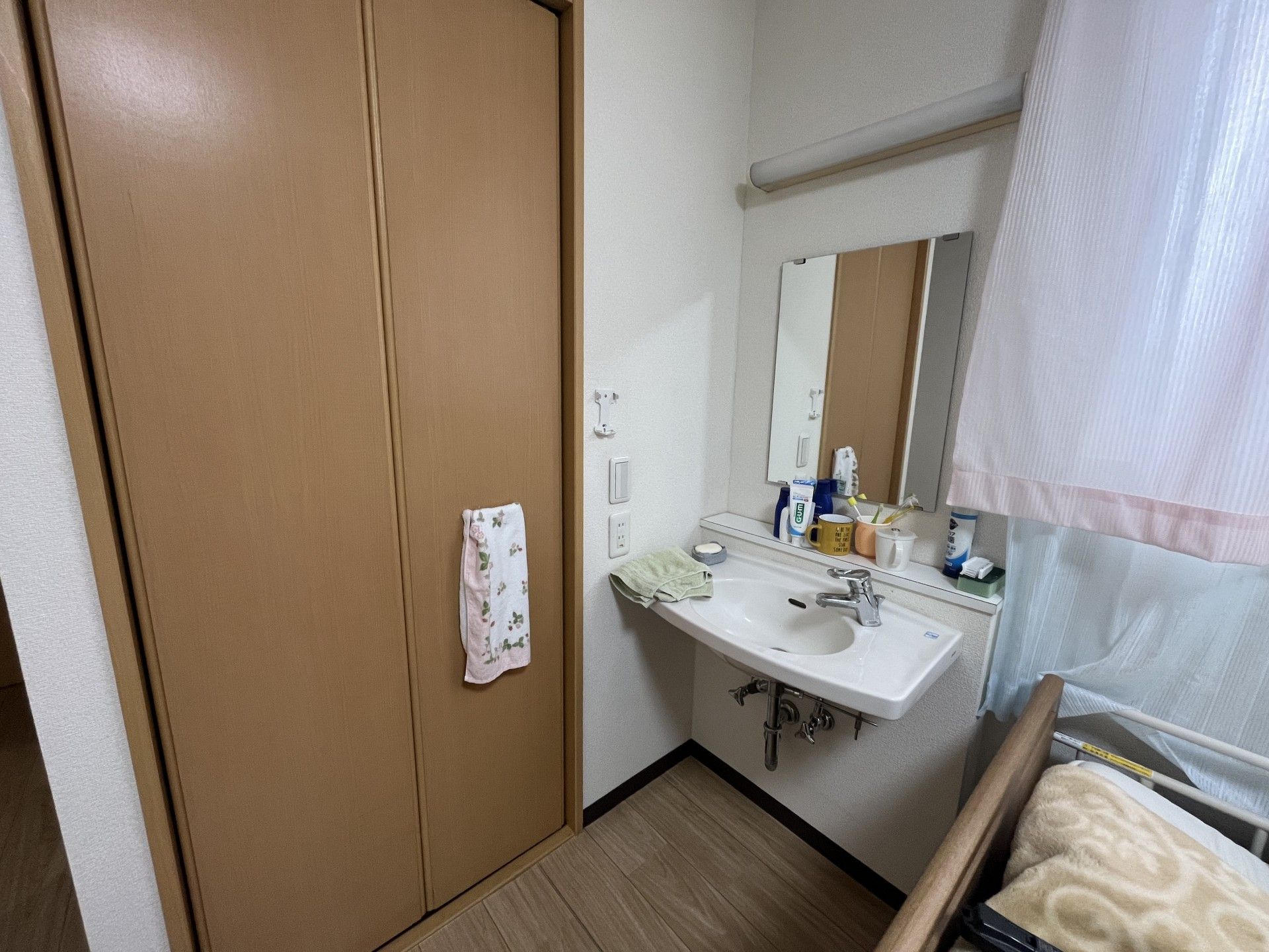 洗面台と収納のある部屋