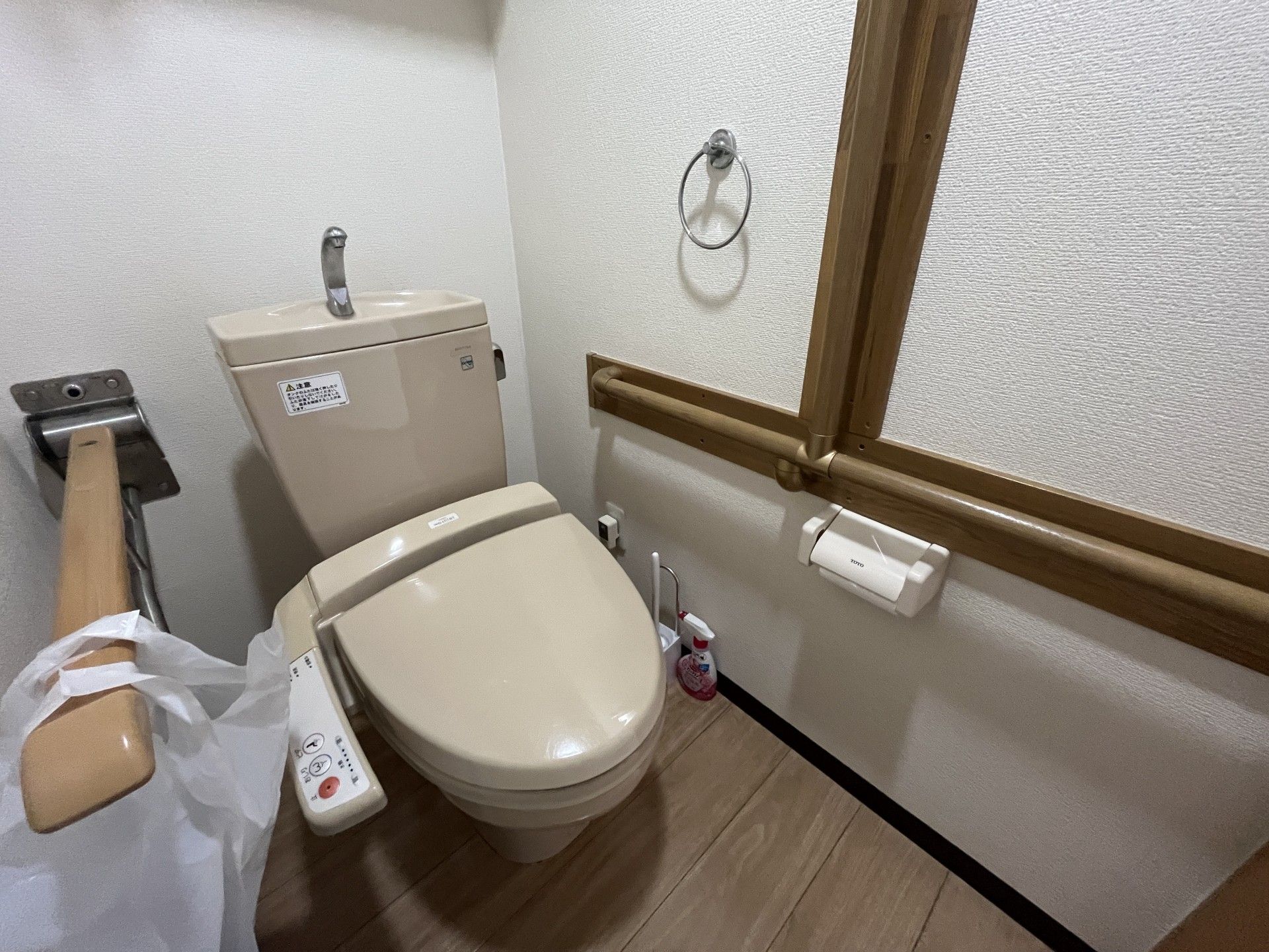 手すり付きのトイレ