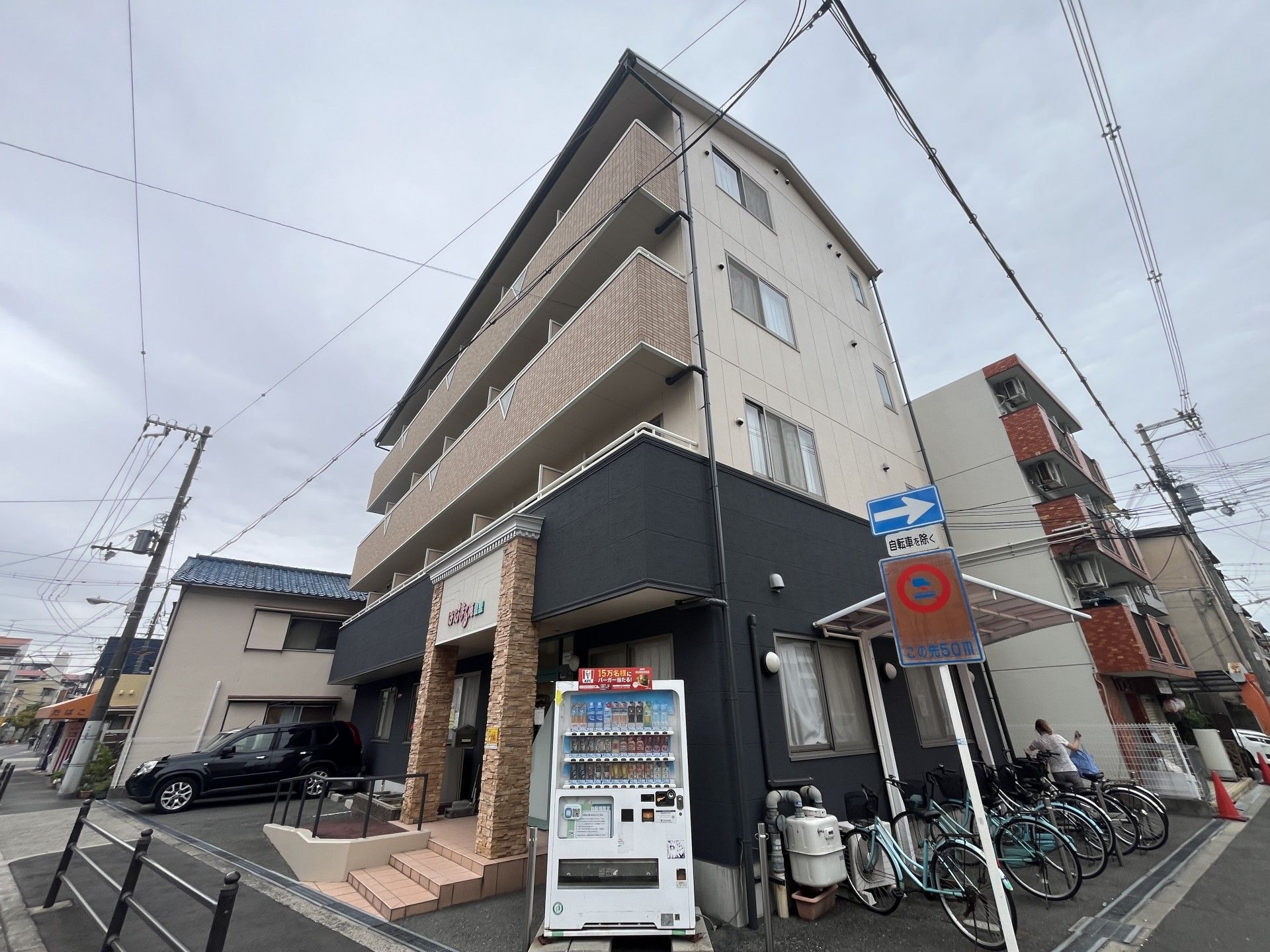 自動販売機のある建物外観