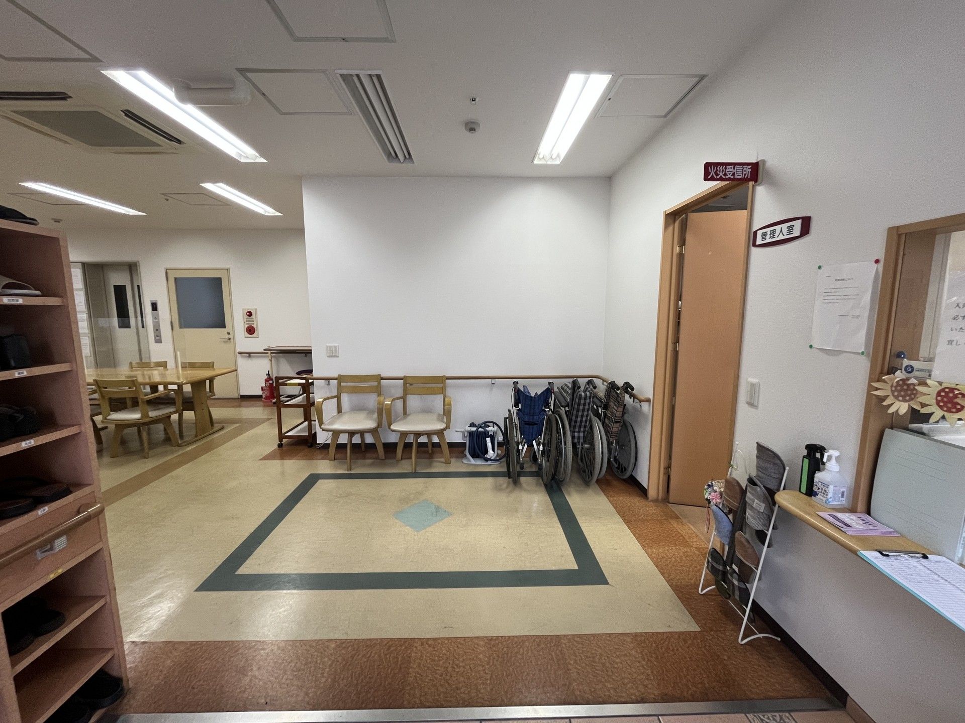 車椅子と椅子のある廊下
