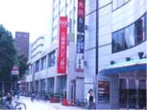 施設から車で10分ほどの所にある最寄駅周辺の様子。商業地域になっていて、大手都市銀行の支店も出店している。