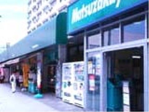 駅の近くにある商店街は、食料品店や飲食店、雑貨店や洋品店などさまざまな店が軒を連ねる。四季を感じるお祭りなども開かれる。
