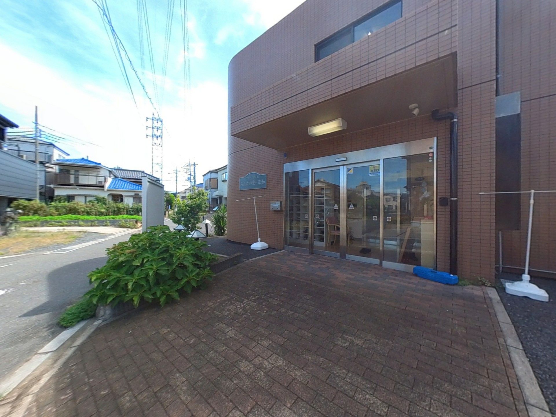 明るい入口の施設外観