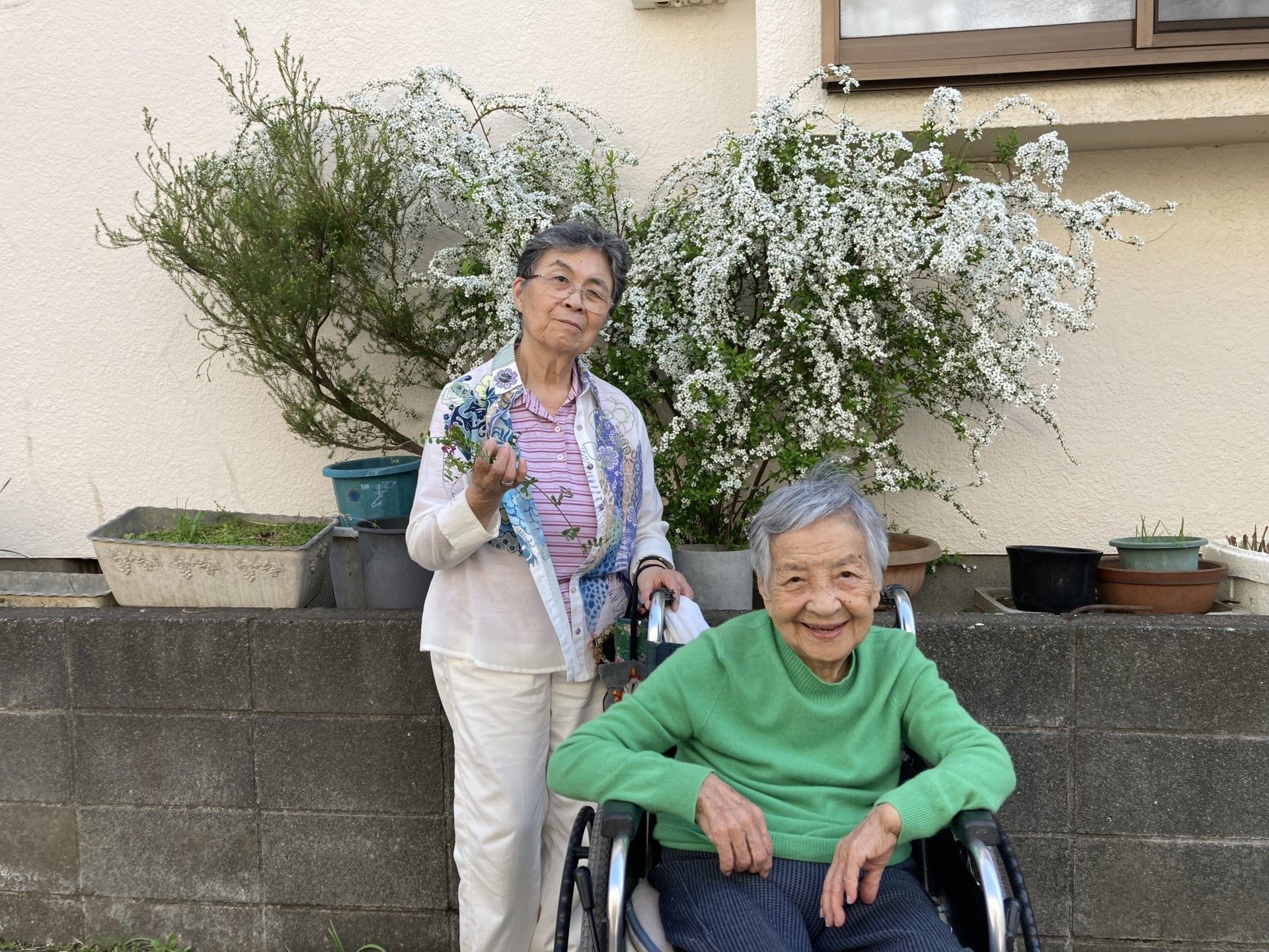 庭でくつろぐ二人