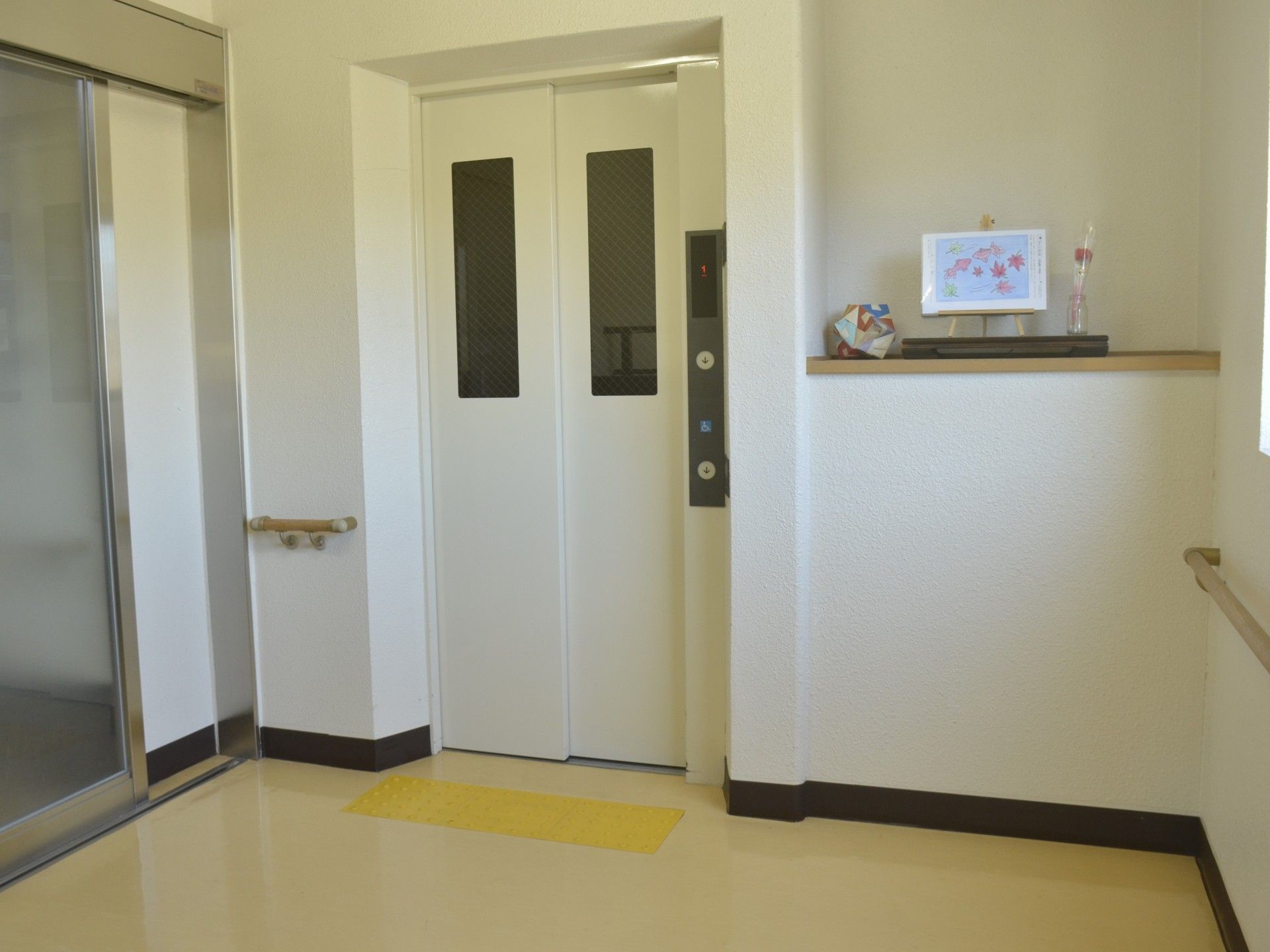 バリアフリー設計のエレベーター前