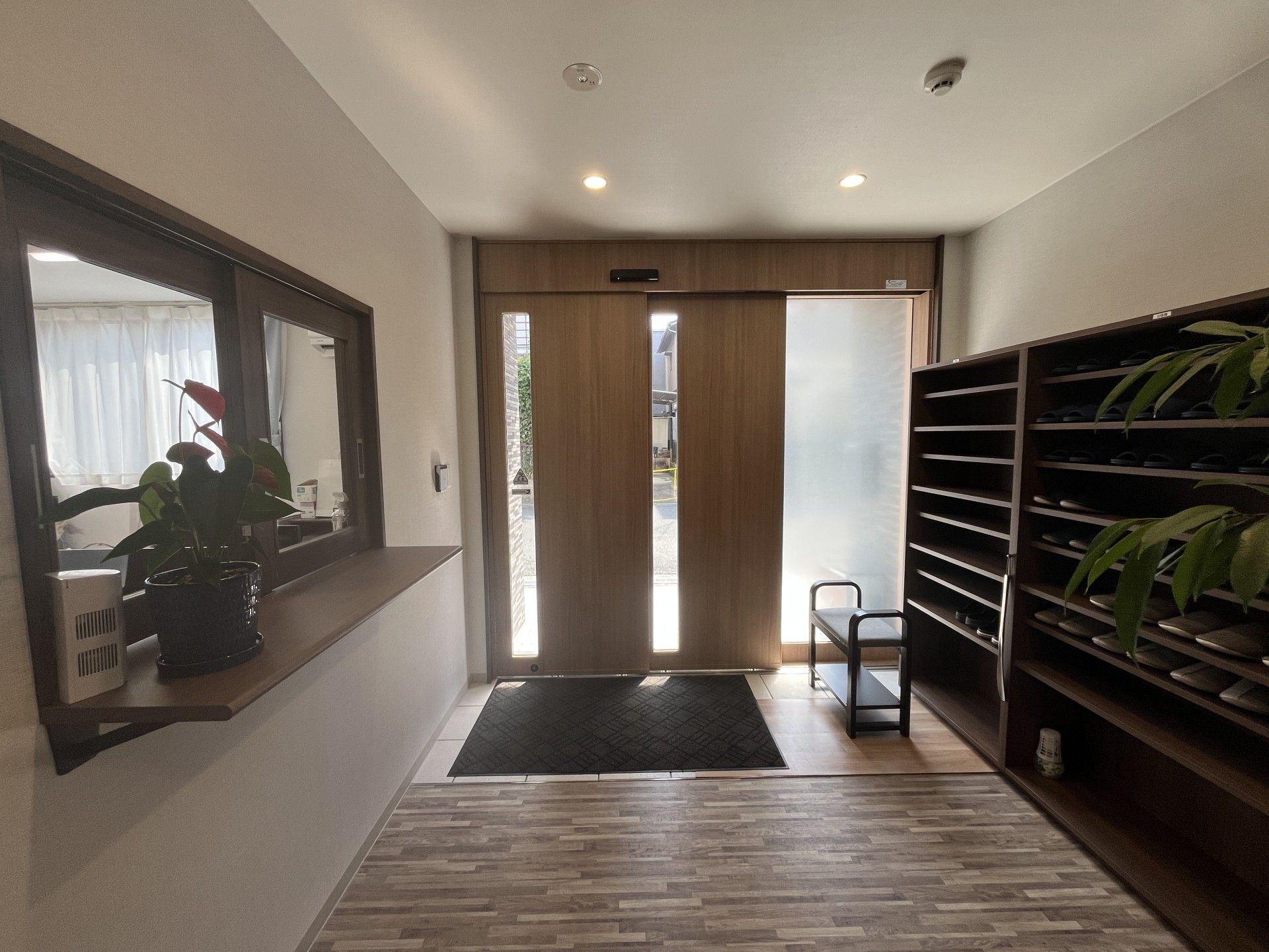 明るい玄関の様子