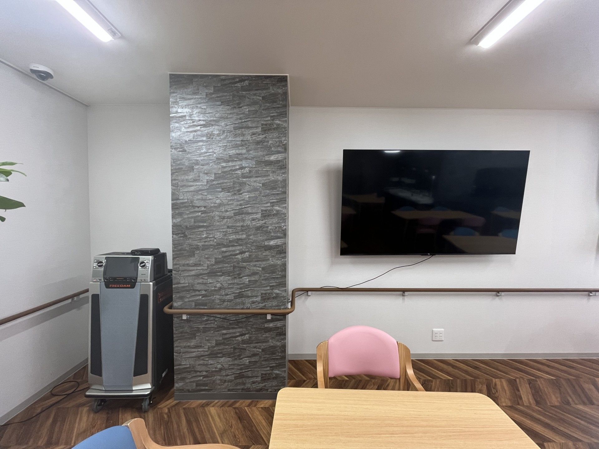 テレビとカラオケのある部屋