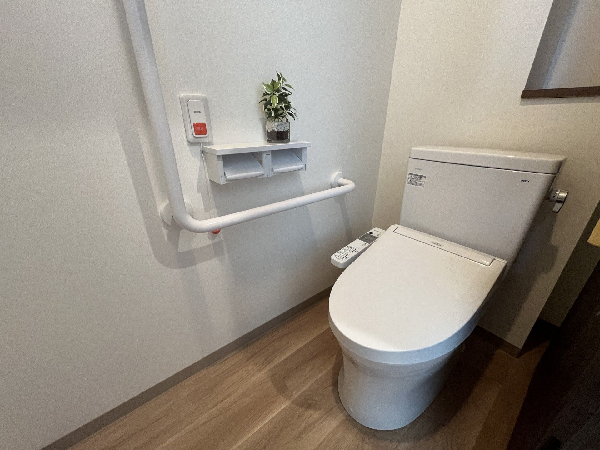 手すり付きのトイレ