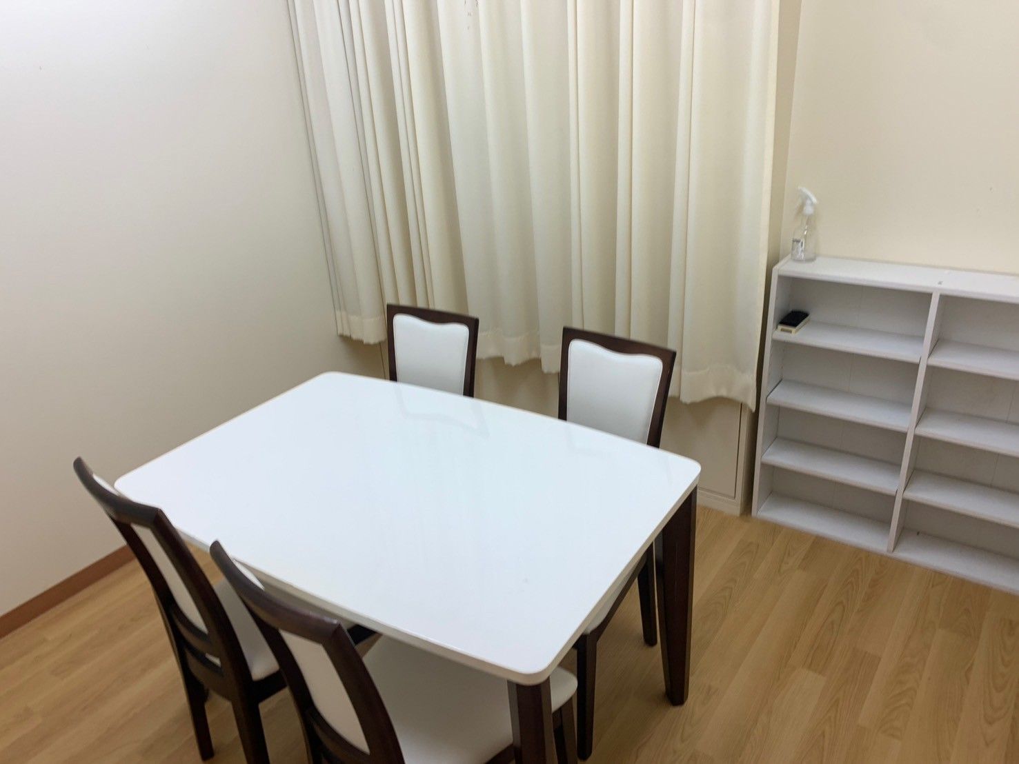 テーブルと椅子のある部屋