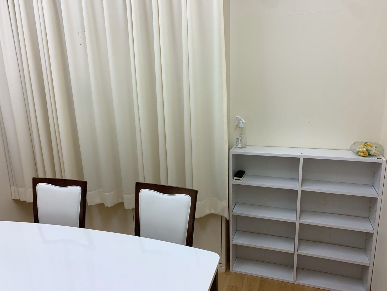 白いテーブルと棚の部屋