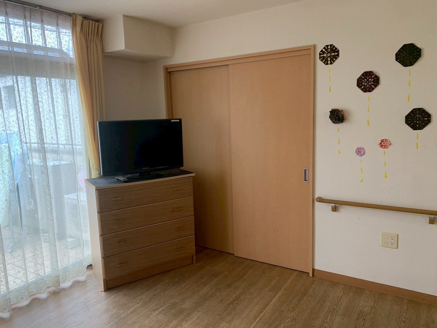 テレビと飾りのある部屋