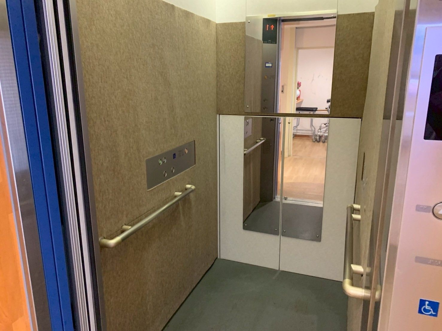 手すり付きのエレベーター