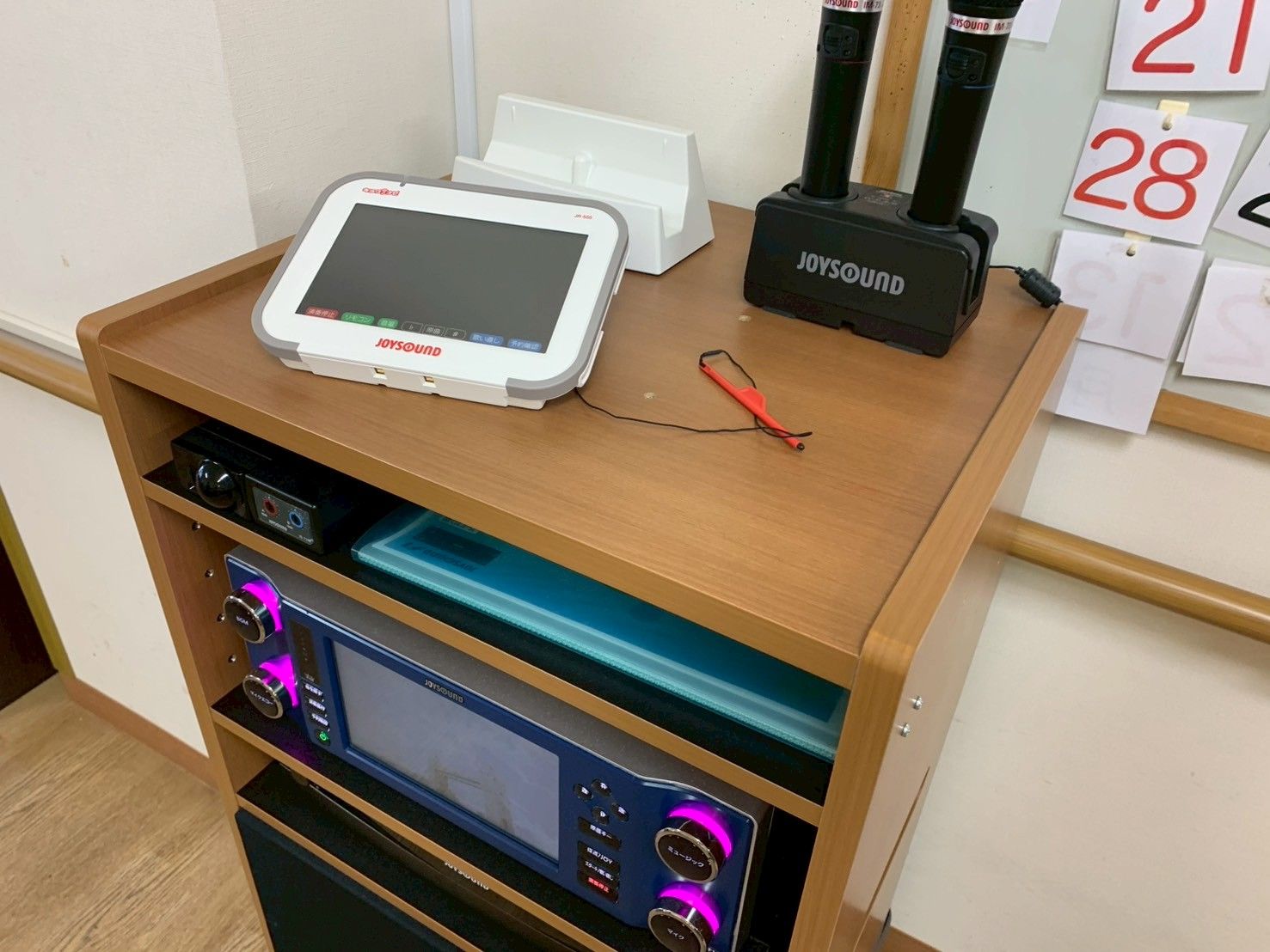 カラオケ機器の棚