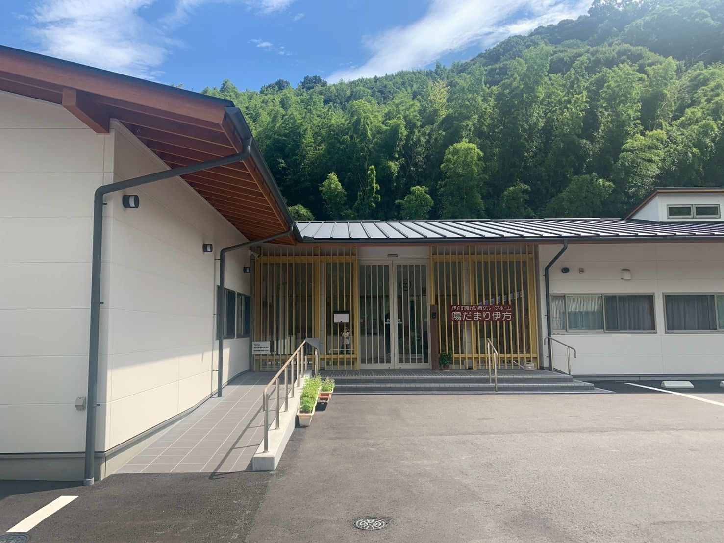 緑に囲まれた建物の入口