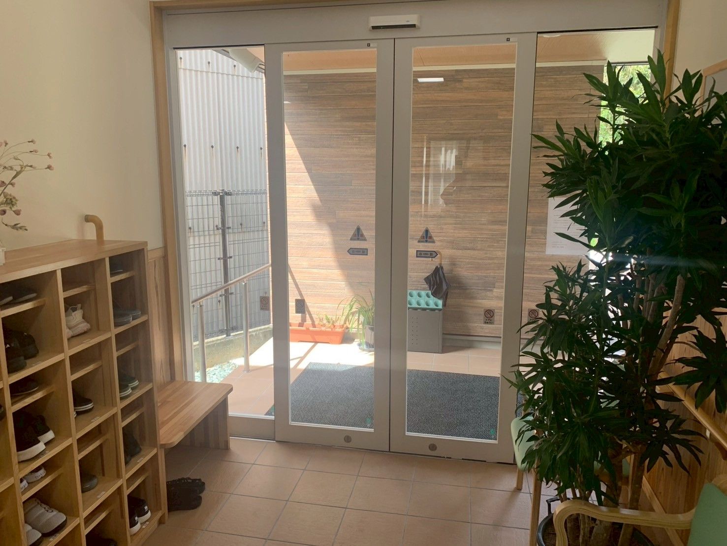 明るい玄関の様子