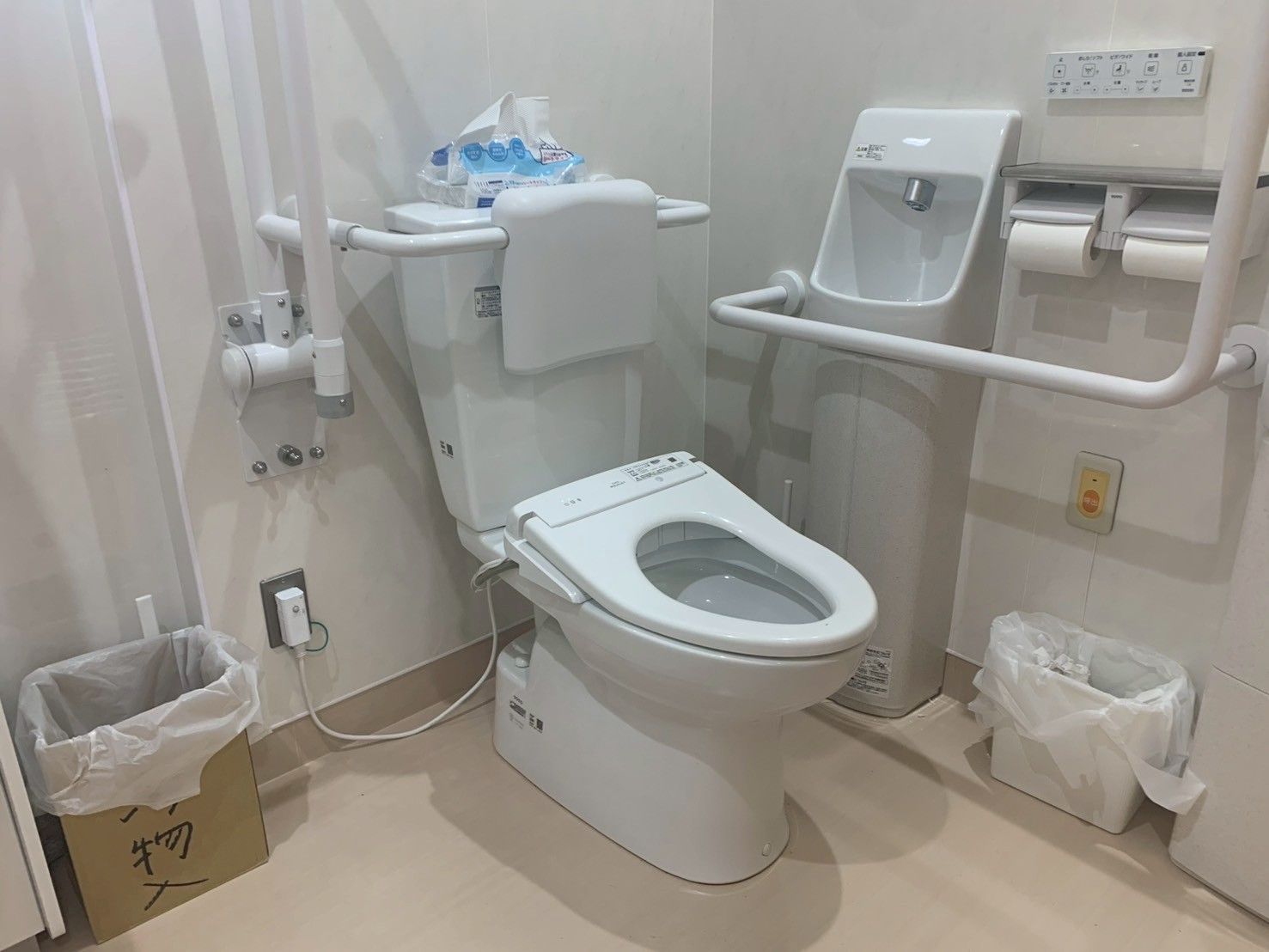 手すり付きのトイレ