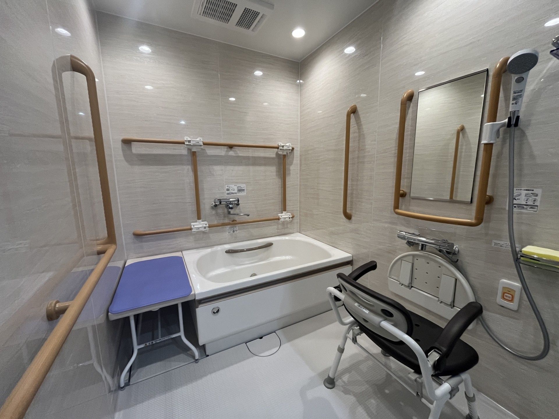 手すり付きの浴室