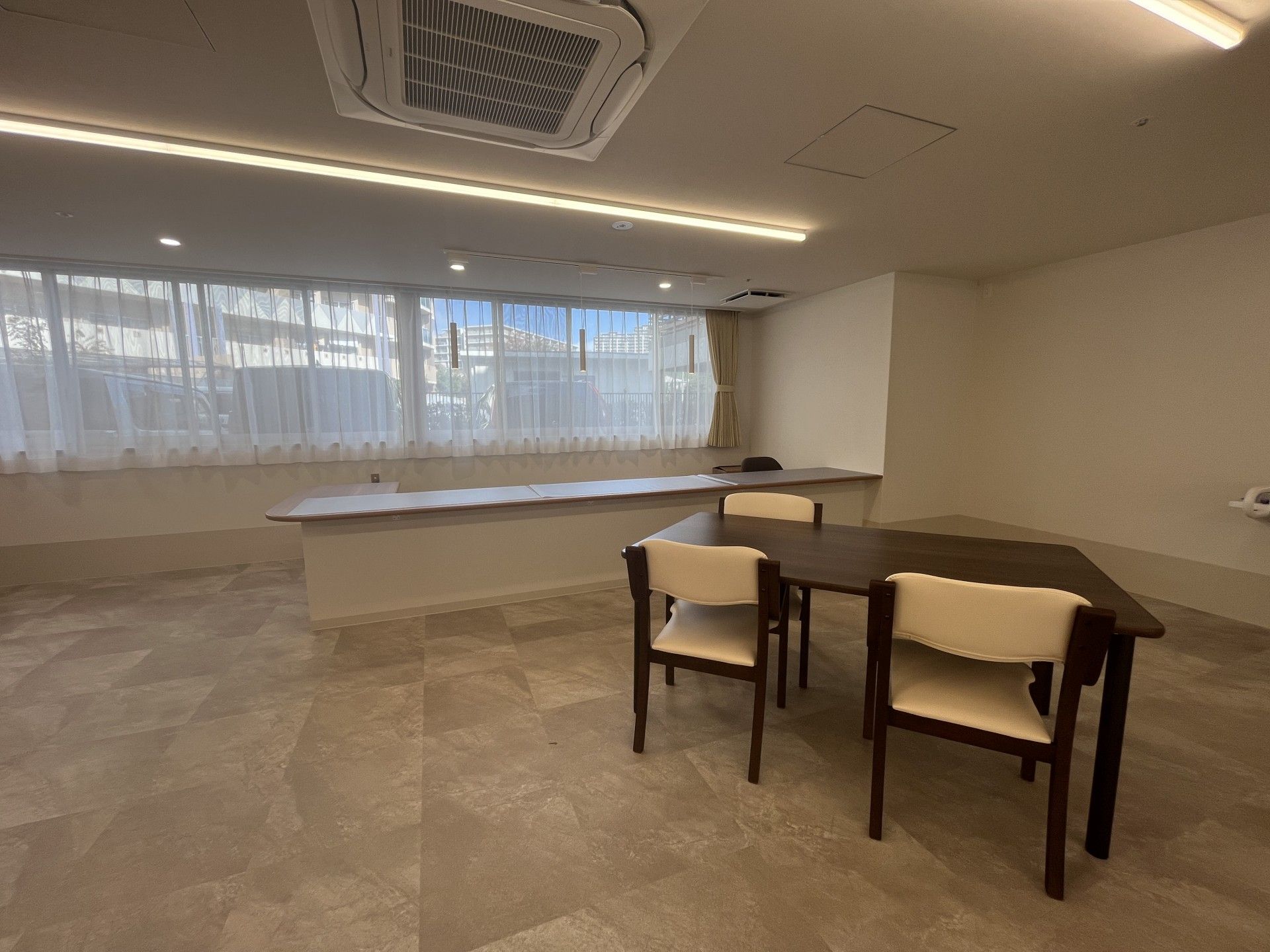 広い窓のある部屋