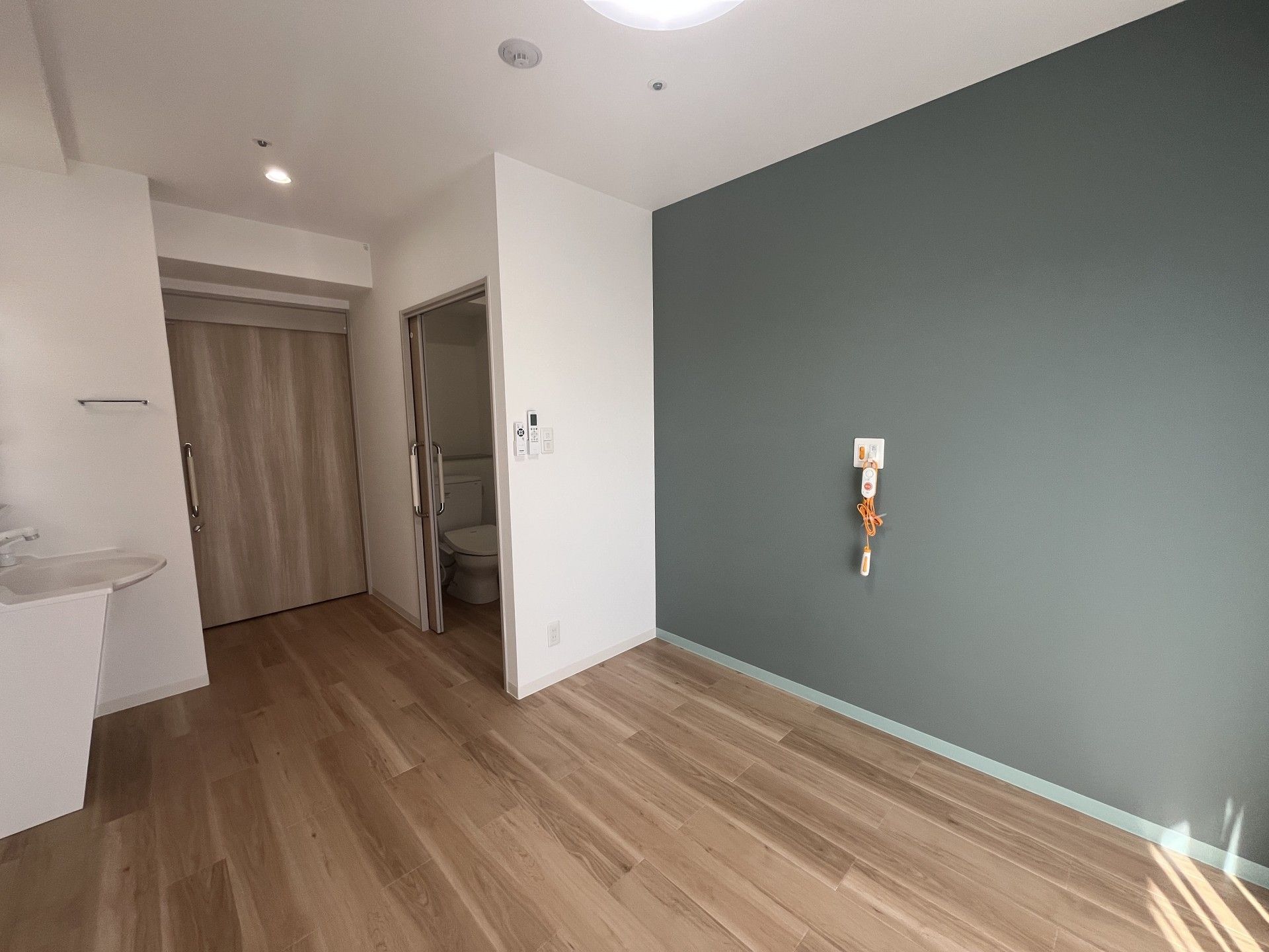 落ち着いた色調の個室