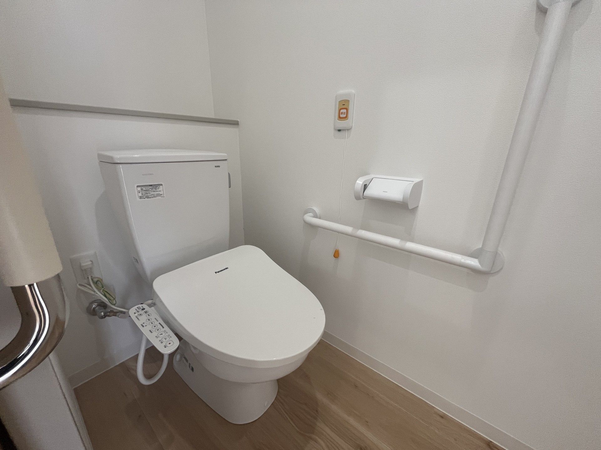 手すり付きのトイレ