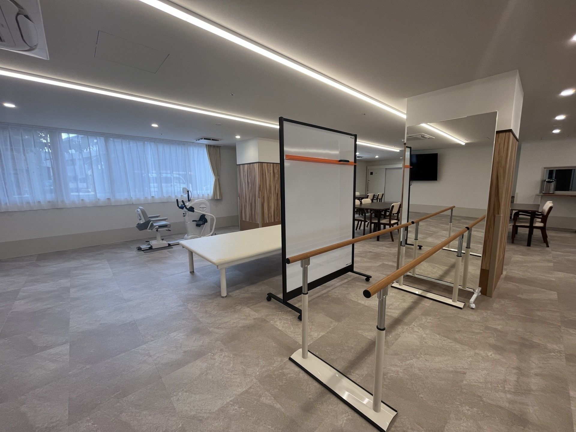 リハビリ用具のある広い部屋