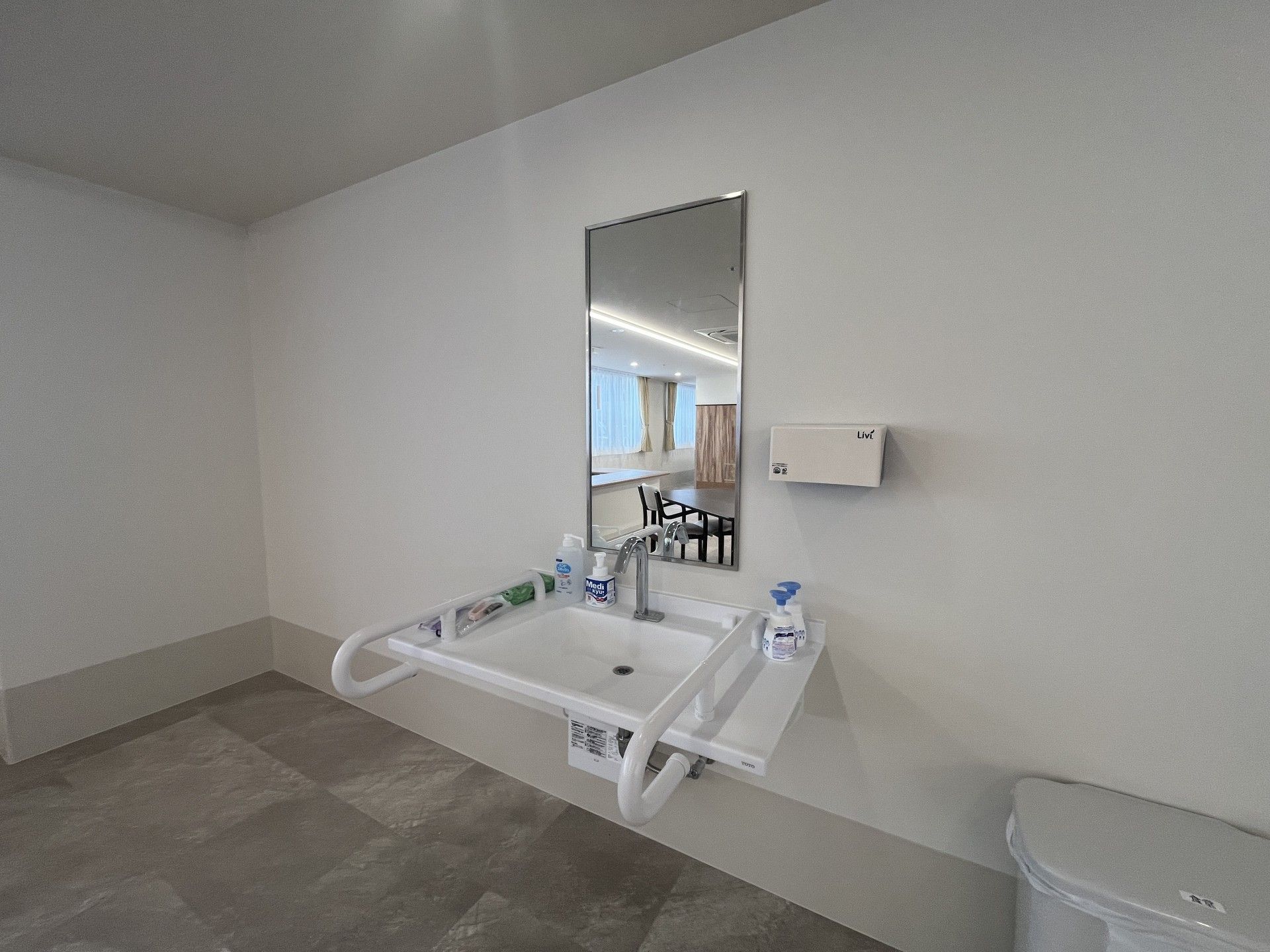 手洗い場と鏡のある空間