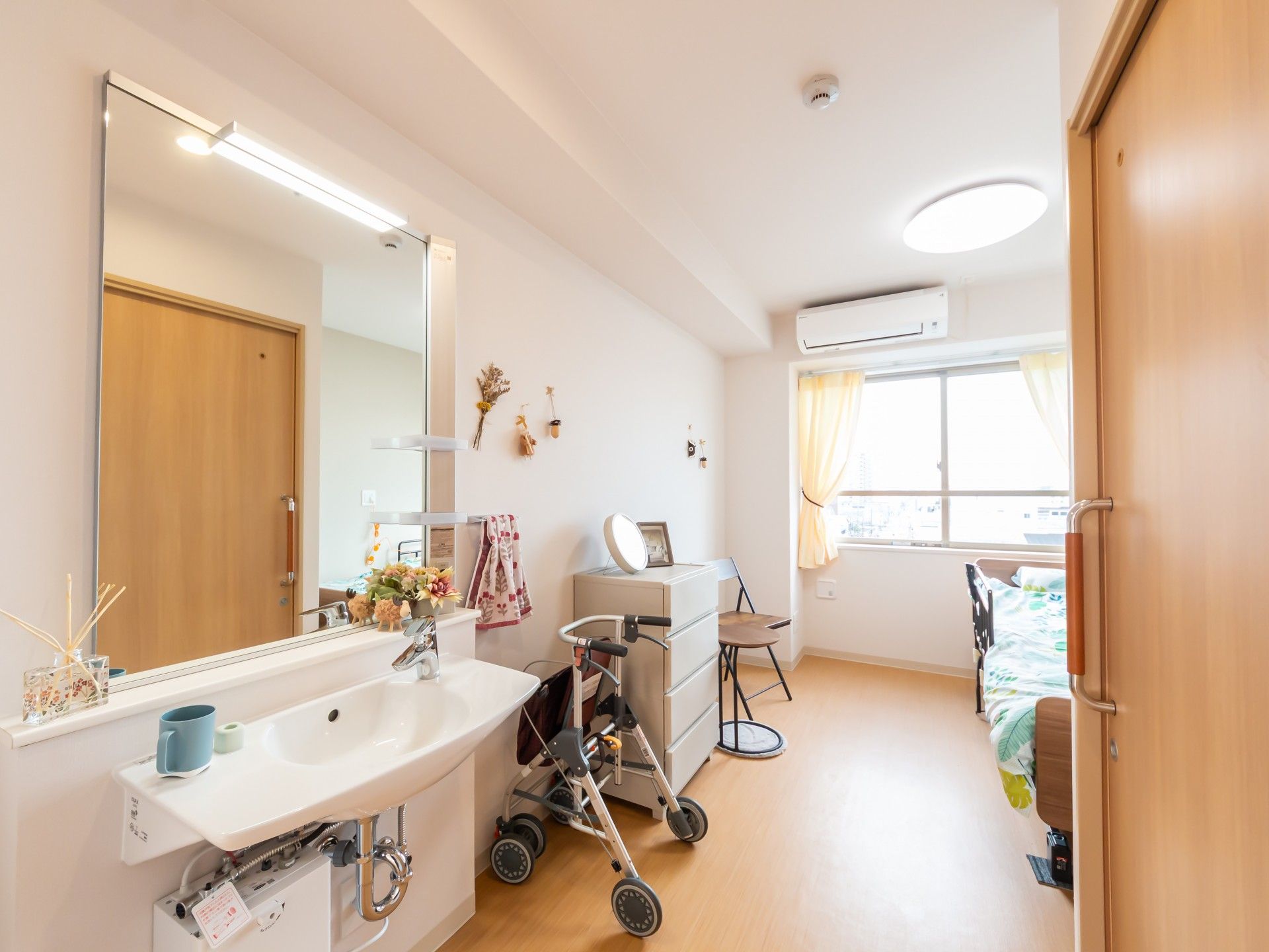 明るい個室の様子