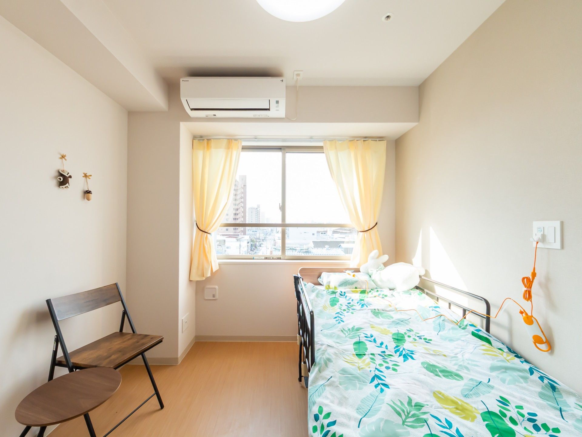 明るい個室の窓辺