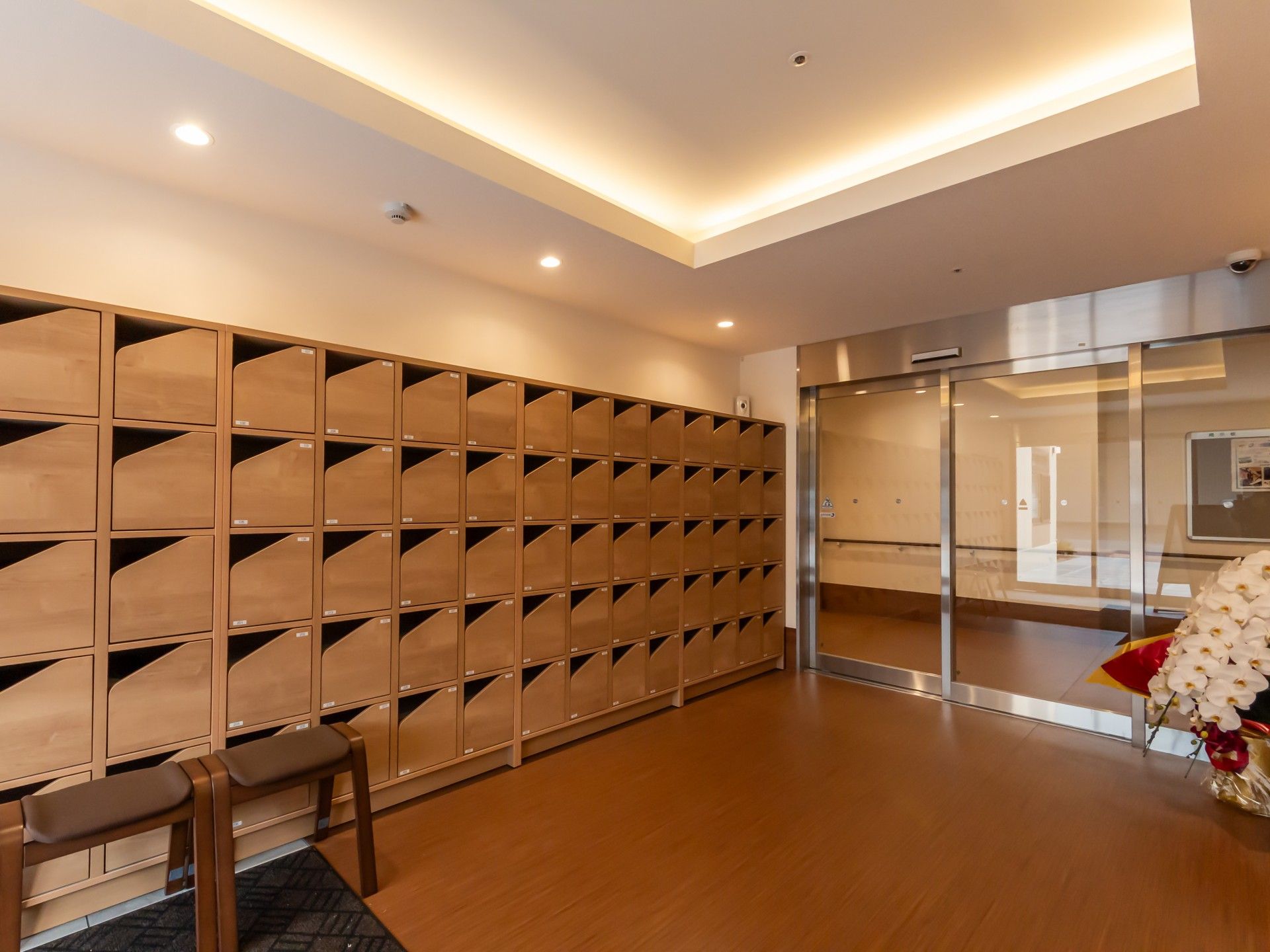 靴箱と自動ドアのあるエントランス