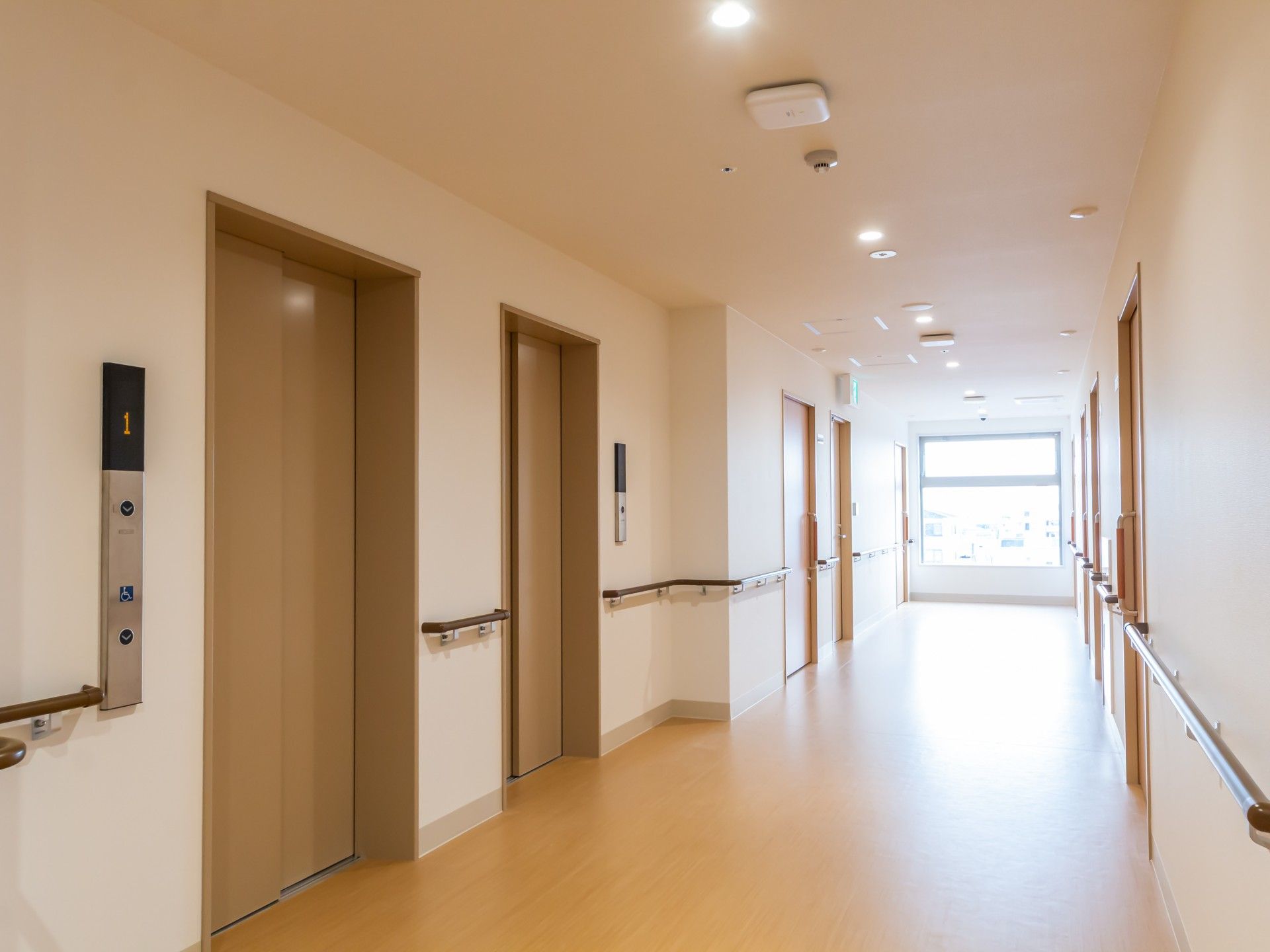 明るい廊下とエレベーター