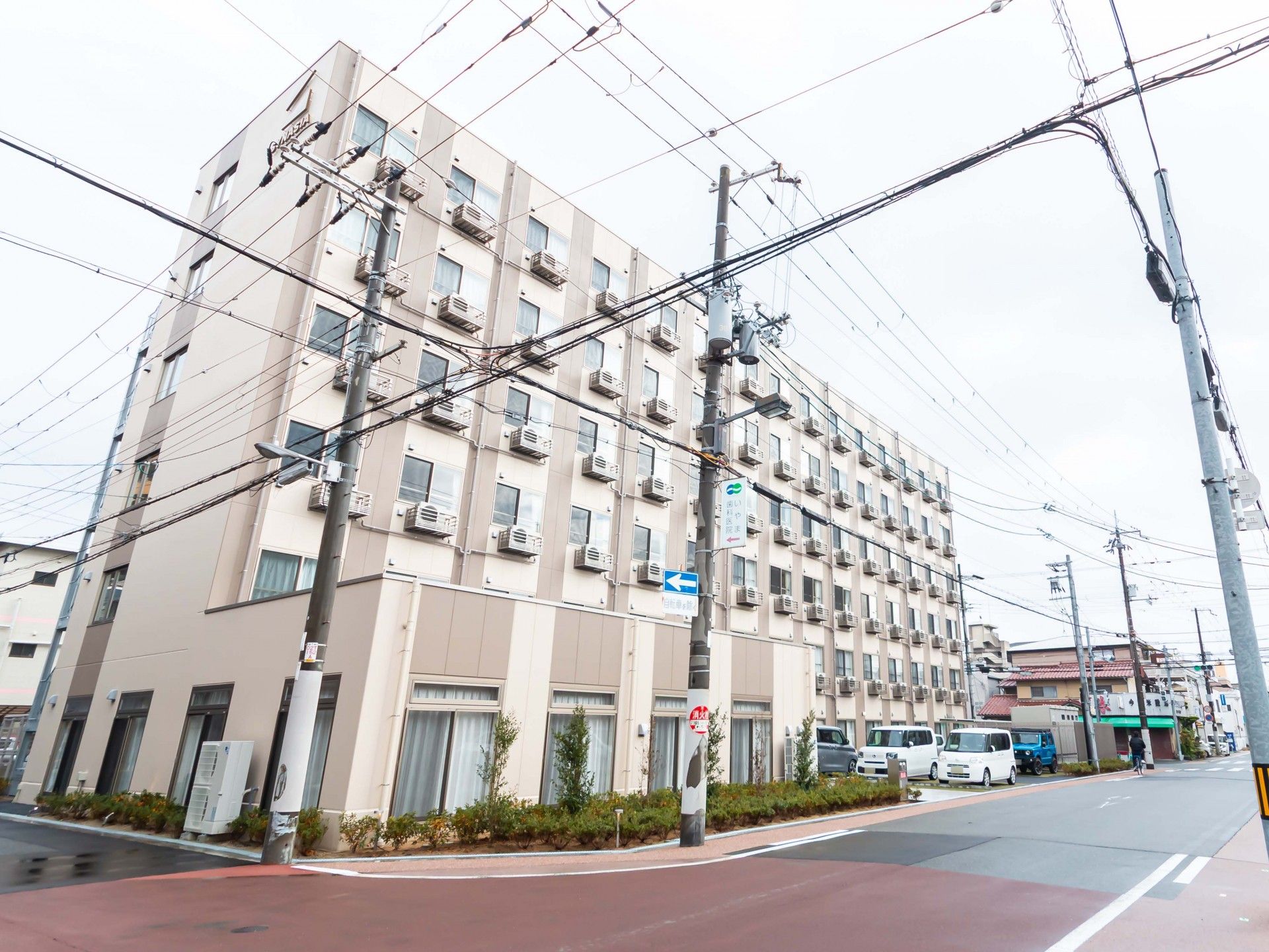 大通り沿いの建物外観