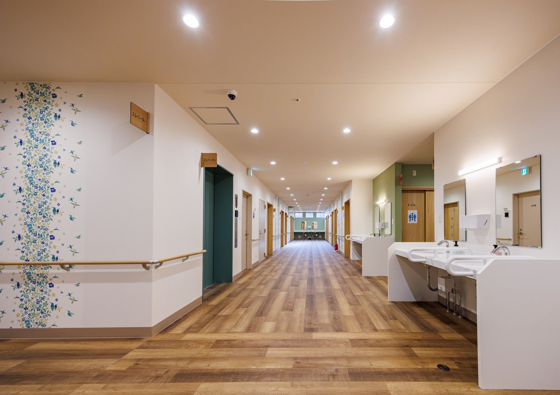 明るい廊下と洗面台