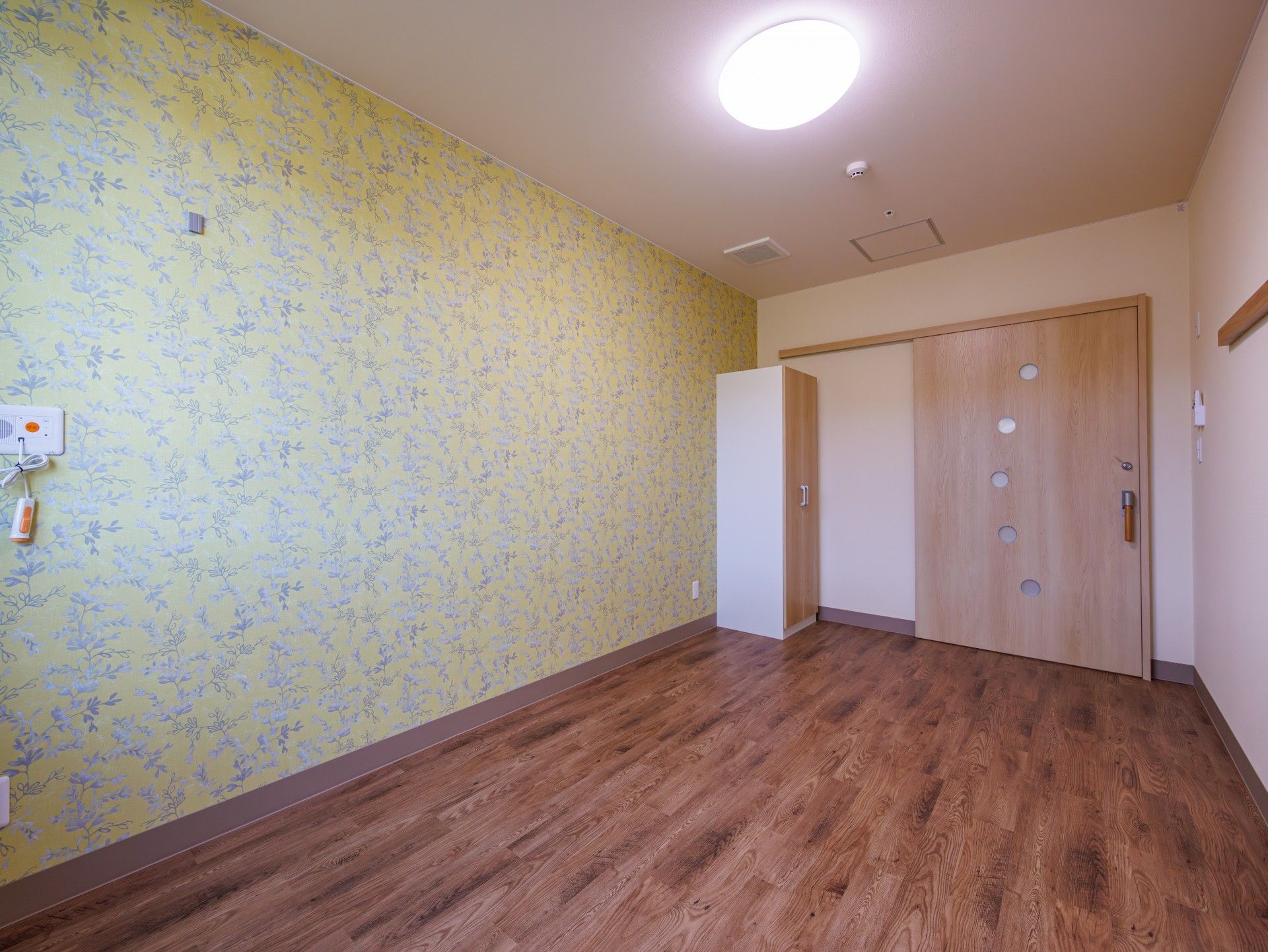 優しい色合いの個室