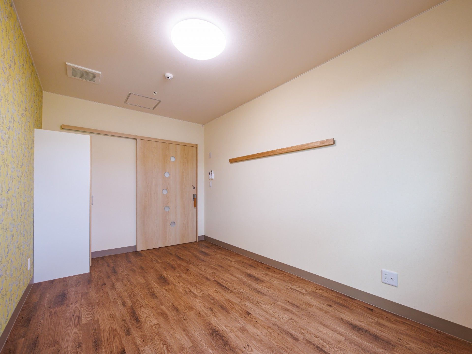 木目調の床とドアの部屋